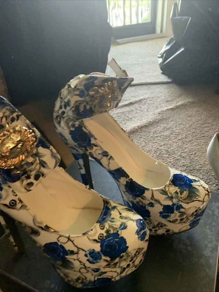 Sapatos de plataforma femininos Ami Clubwear azul e branco floral caveira tamanho 6.5 - Imagem 2 de 3
