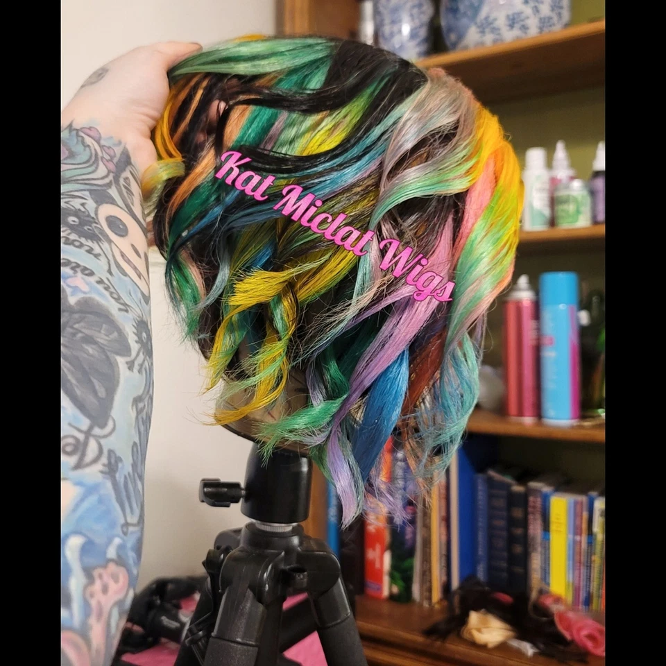 Peluca de cabello humano Remy corte de pelo invertido arco iris y negro con flequillo hecha a mano 🌈 Foto 2 de 4