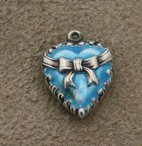 VINTAGE STERLINGSILBER AUFGEBLÄHTES HERZ CHARM - Band zu einer Schleife gebunden mit Emaille