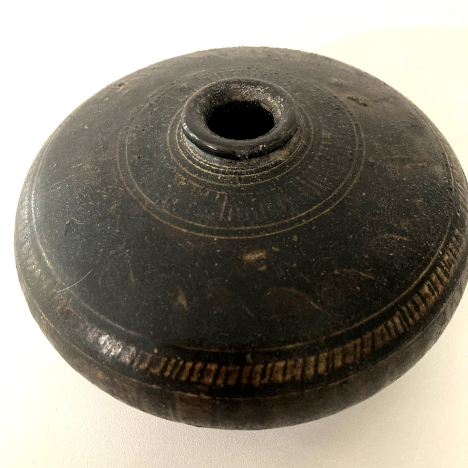 Antigua olla esmaltada incisa marrón de la dinastía Khmer de 6" x 3 1/4" Foto 2 de 4