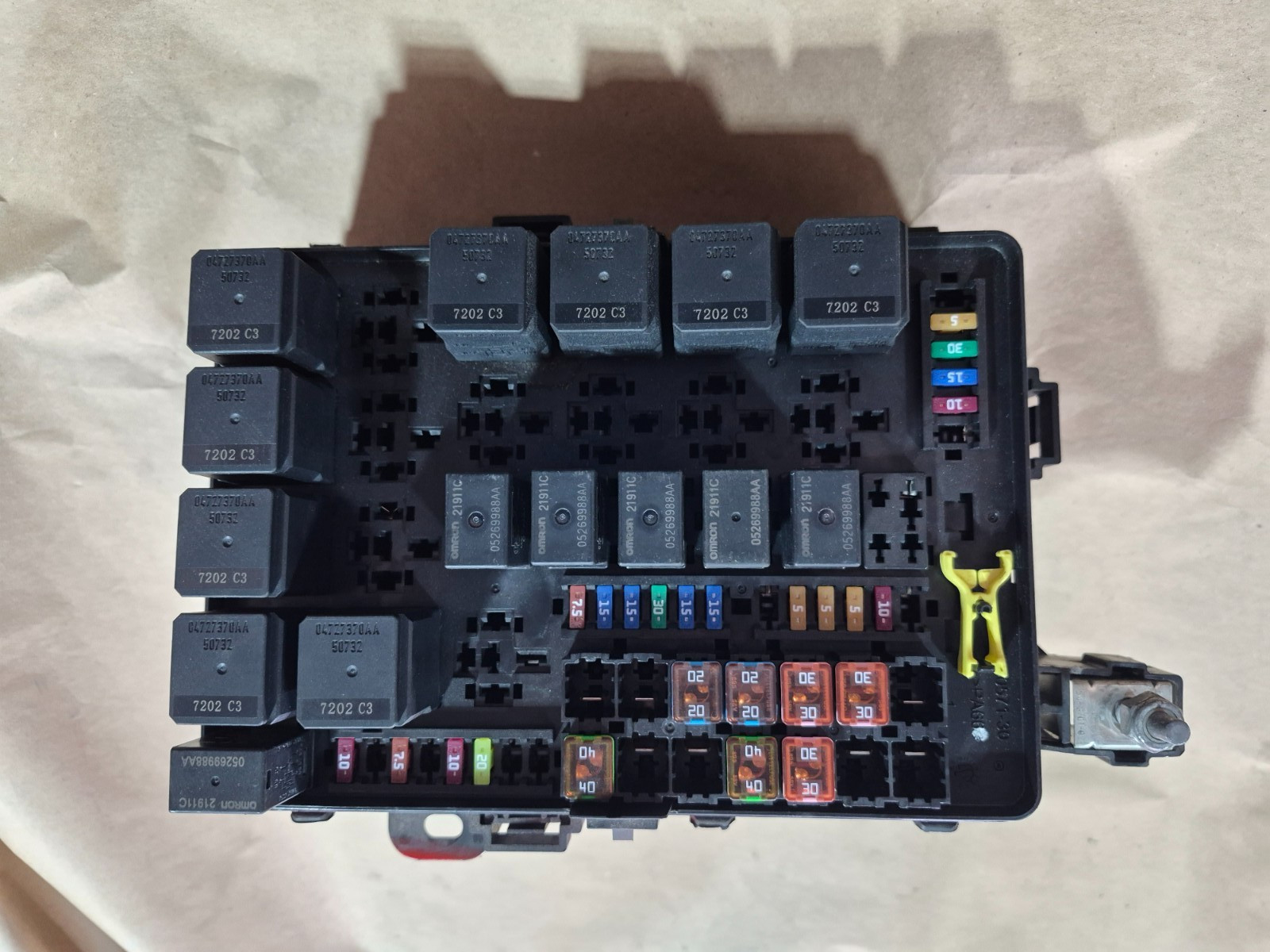 2014-2021 MASERATI GHIBLI FRONT FUSE RELAY JUNCTION BOX 670037824 OEM