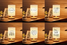 Lampada LED Tessuto Cristiana Versetto Bibbia Luce Calda Alimentata USB con Supporto Legno