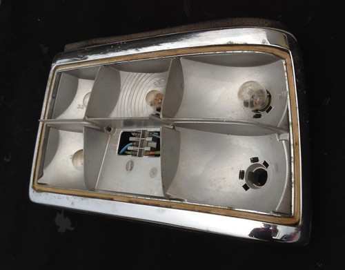 R57/  BMW 5er E12    Rücklicht Rückleuchte Lampenträger  / gebr.