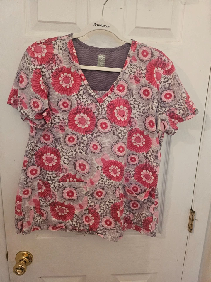 COUTURE WOMEN SCRUB TOP, XL, FLORAL PRINTS, 2 POCKETS, MINT! - Image 1 of 4