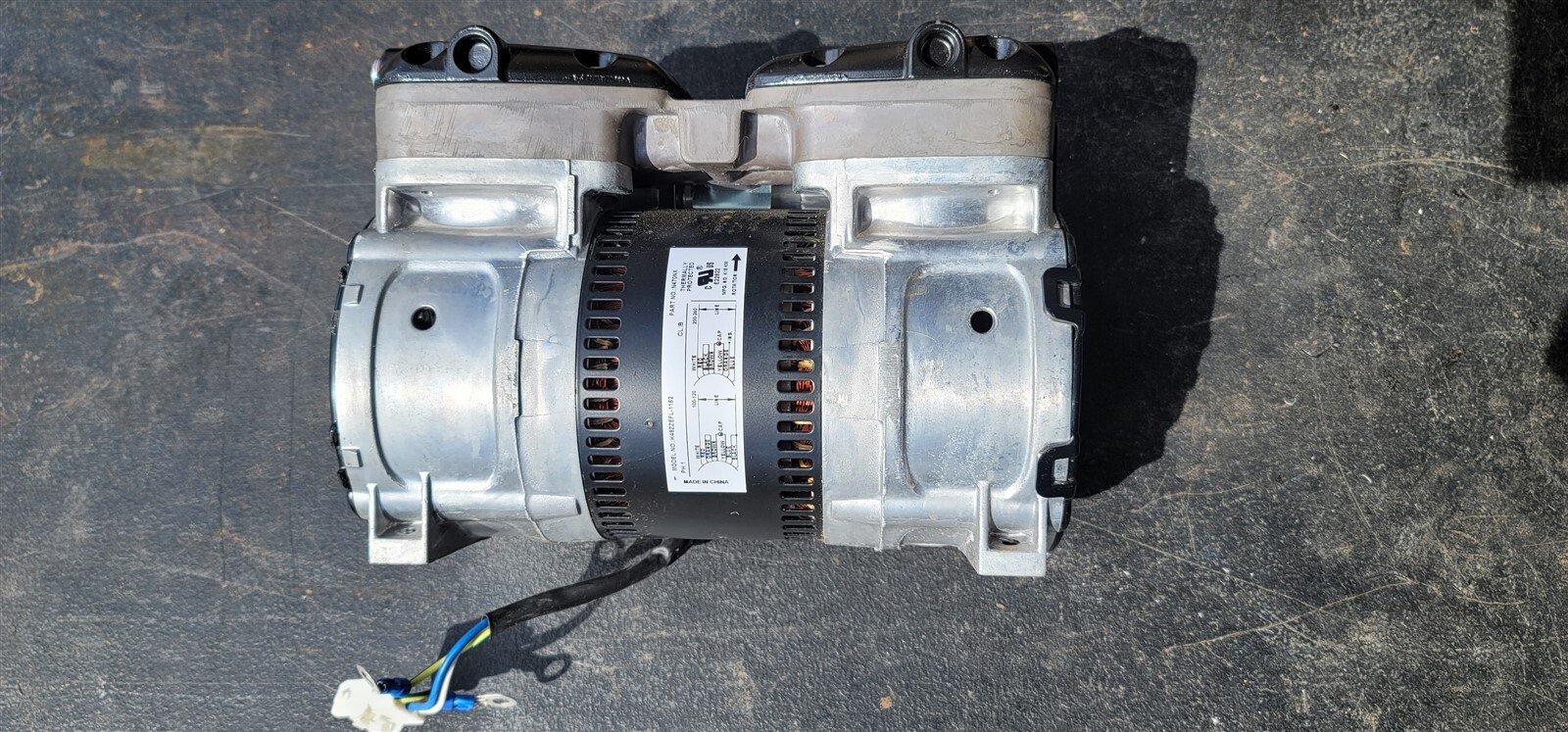 Gast 87R637-P154-N470X Twin Cylinder Vacuum Pump, 220V