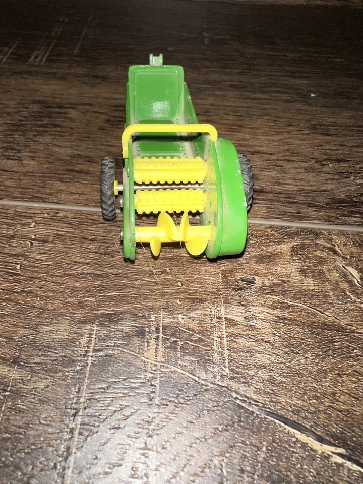Vintage Ertl John Deere Manure Spreader. Diecast 1/43 Scale #2312U WORKING - Image 4 of 4