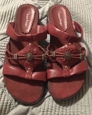 Sandalias de cuero rojas Bare Traps para mujer 8 M suela de goma acento joya plateada