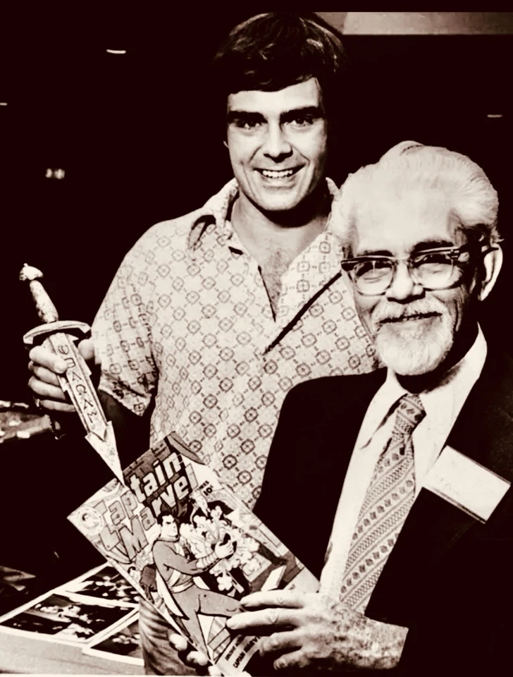 Capitana Marvel Shazam CC Beck Espada Jackson Bostwick! Foto 3 de 4