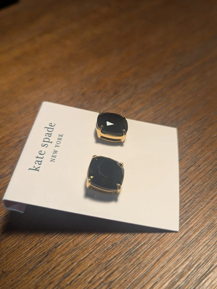 Aretes Kate Spade New York negros y dorados Foto 3 de 4