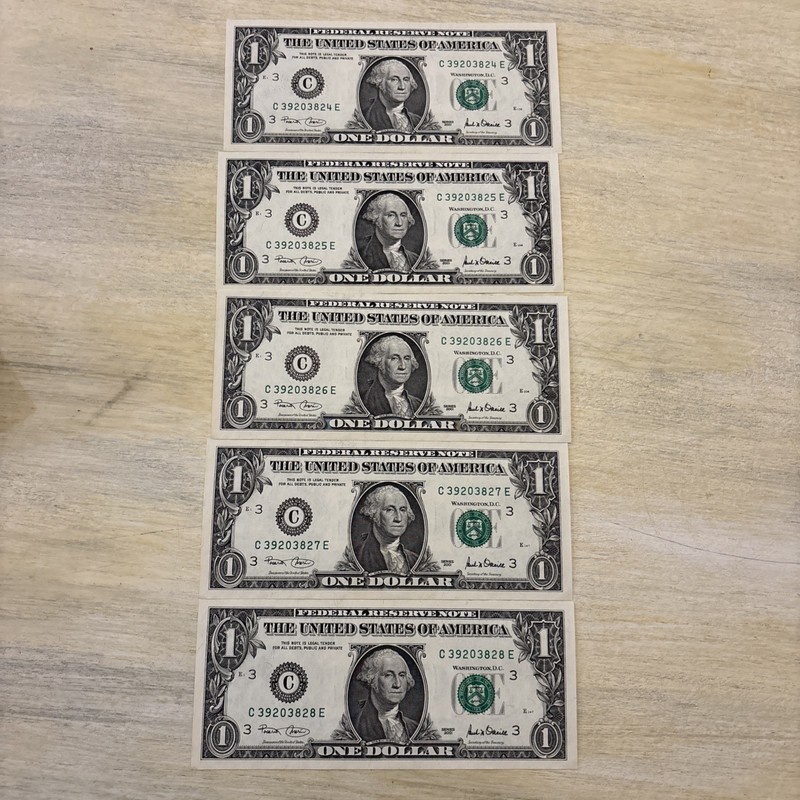 2001  (5) $1 Dollar Bills From ( PHILADELPHIA C ) UNCIRCULATED BANKNOTES