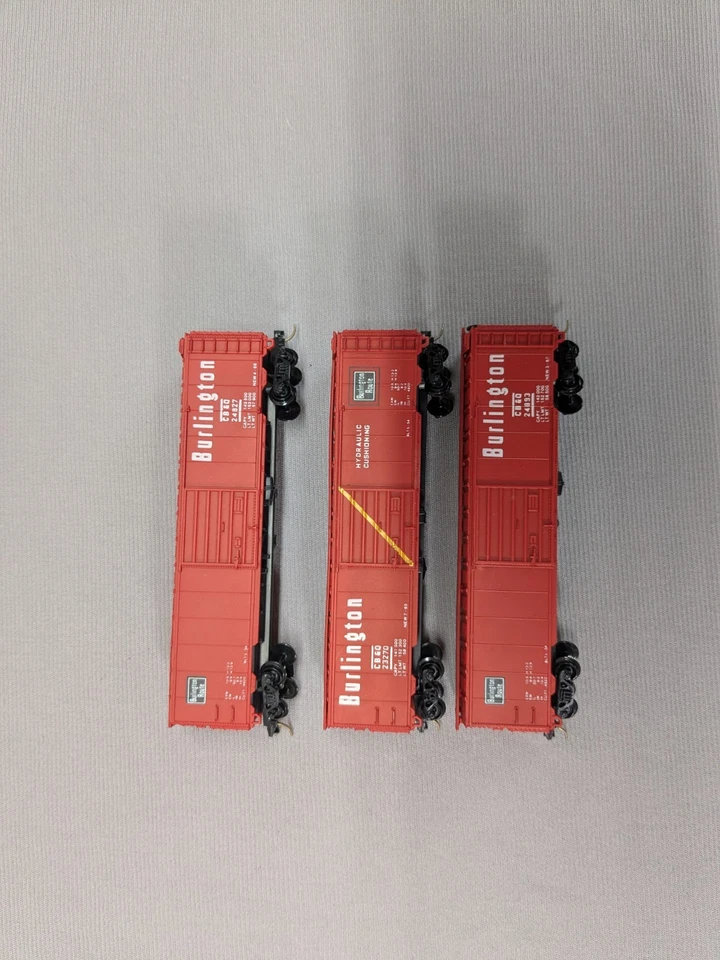 N scale  Con-Cor #  01-08903    BURLINGTON  50' Box  Car  Panel  Door   3-pack - Image 3 of 4