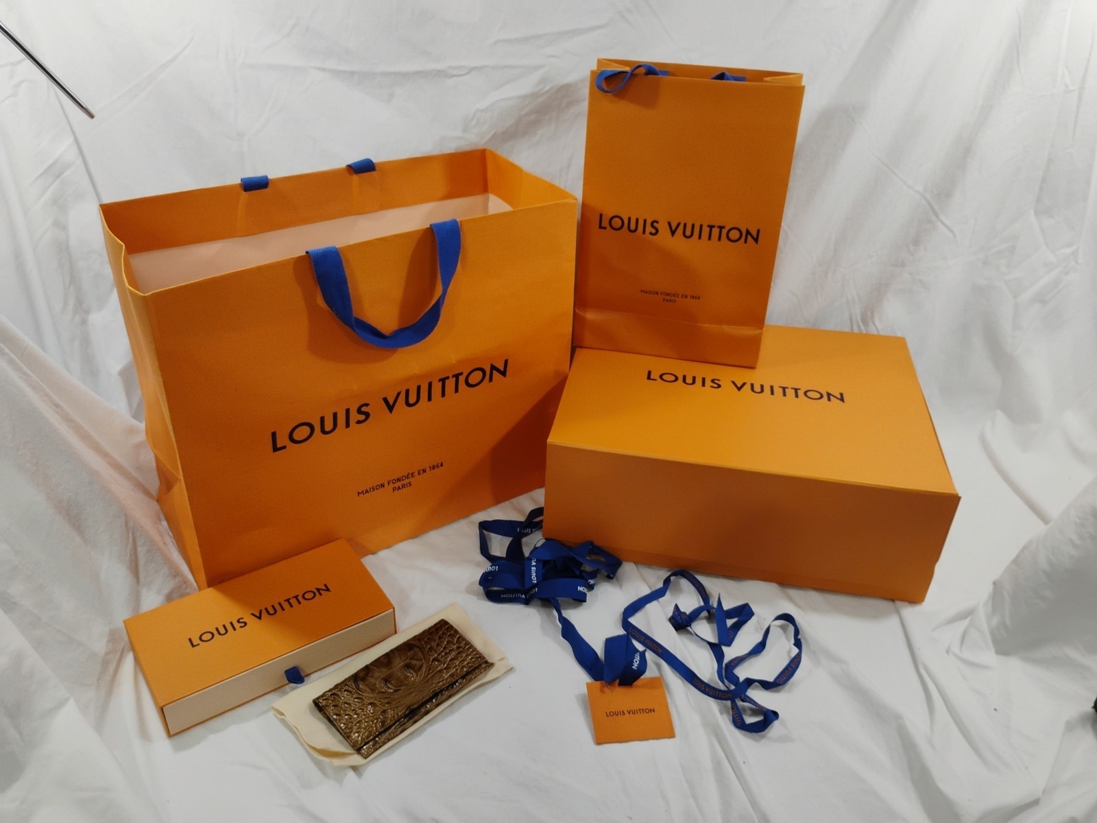 Small Gift Box & Ribbon Shopping Bag