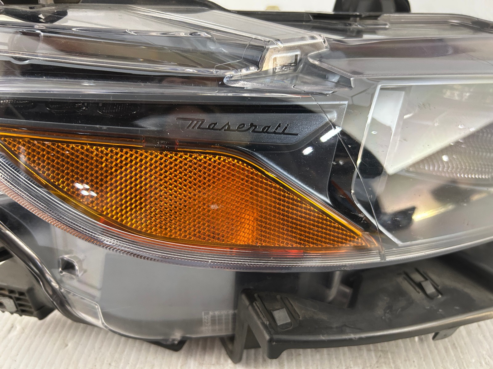 OEM| 2017-2020 Maserati Levante HID Headlight (Right,Passenger) Ballast Included