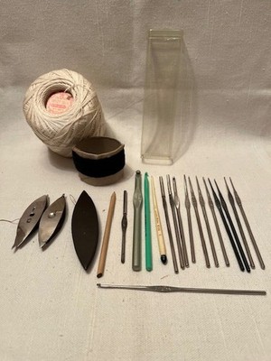 Vintage Mixed Lot 16 Crochet Hooks 3 Tatting Shuttles Susan Bates Boye JMRA
