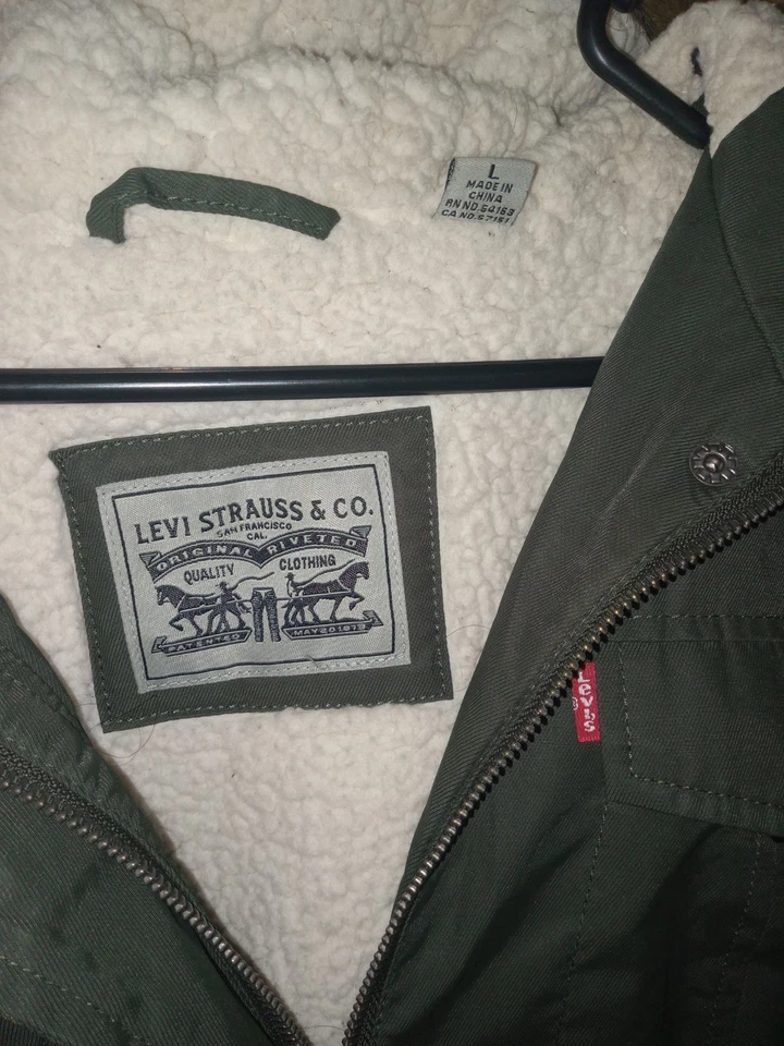Chaqueta parka forrada de sherpa con capucha Levi’s grande 6 oliva cremallera completa piel sintética Foto 2 de 4