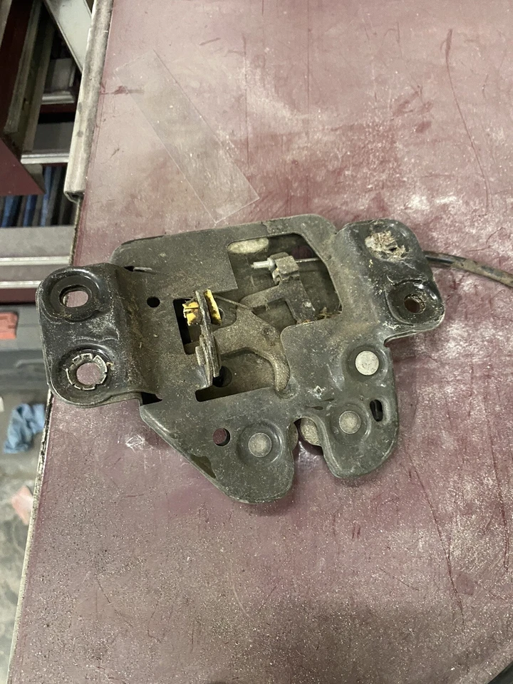 1994 1995 1996 1997 Ford Thunderbird LX Trunk Lock Latch Solenoid - Image 4 of 4