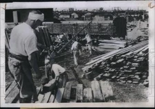 1945 Press Photo Japanese Citizens Build Another House after Bombed Out