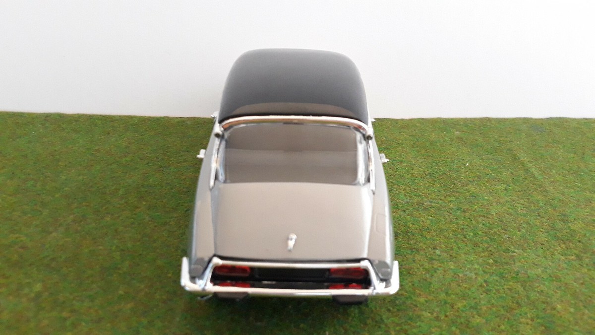 CITROËN DS berline 1963 grise toit noir 1/18 SOLIDO