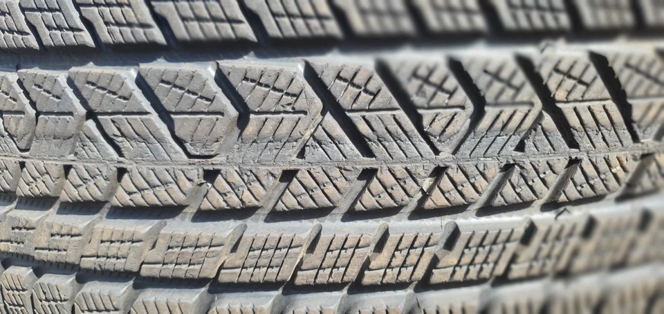 1x Winterreifen Pirelli Scorpion Winter 275/40 R22 107V Dot4223 6-6,5mm B122 - Bild 2 von 4