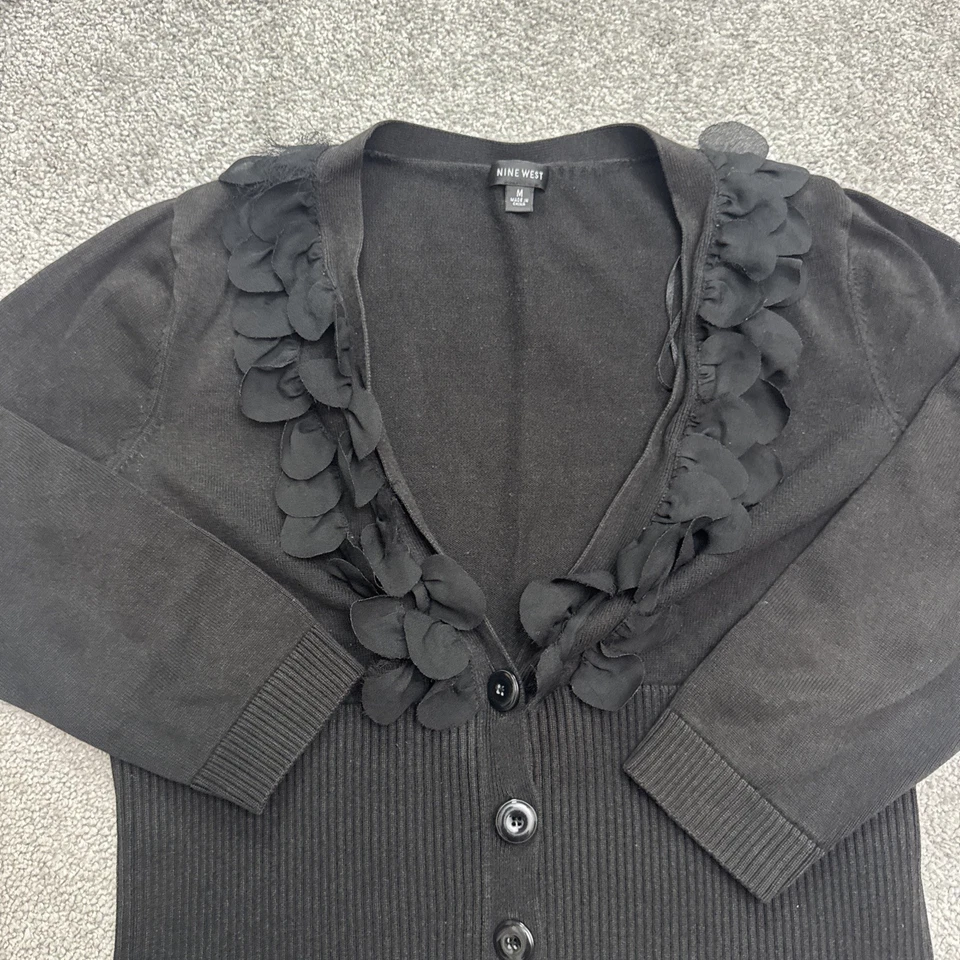 Cardigã feminino Nine West floral babado suéter médio pettie preto malha elástica - Imagem 4 de 4