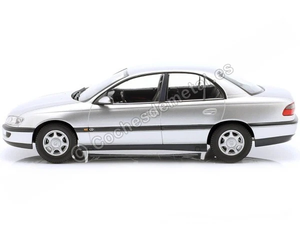 1996 Opel Omega B Plata Metalizado 1:18 Triple-9 1800430 - Imagen 3 de 3