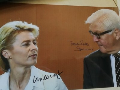 URSULA VON DER LEYEN & F. - W. STEINMEIER - ORIG. AUTOGRAMME auf 20 x 30 cm FOTO