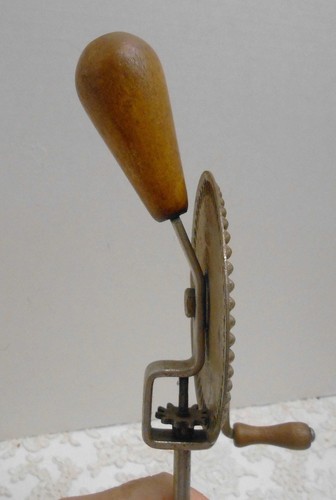 Antique 1916 DUNLAPS CREAM AND EGG WHIP HAND MIXER Beater Brown Wood Handle - Picture 5 of 6