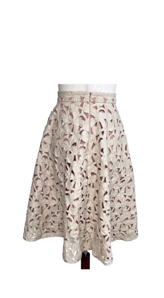 Falda acampanada de encaje de guipur Ann Taylor. Talla 8. Beige/rubor. Línea A/Acampanado Foto 3 de 4