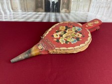 Mieszek z drewna i skóry, powierzchnia jest częściowo ręcznie malowana