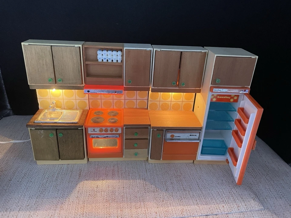 Cocina para casa de muñecas Lundby. Fregadero, lavavajillas, nevera, estufa con luces. Foto 2 de 4