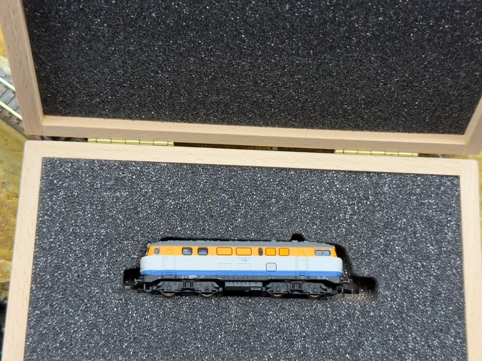 Z Scale Marlin 88669 Class V 216 Diesel Locomotive - Image 2 of 4