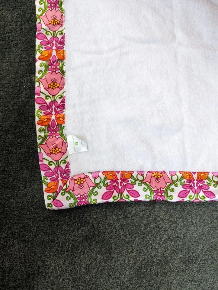 Детское одеяло Vera Bradley Lilli Bell белое розовое зеленое с цветочным рисунком шелковистый атласный край - Изображение 2 из 3