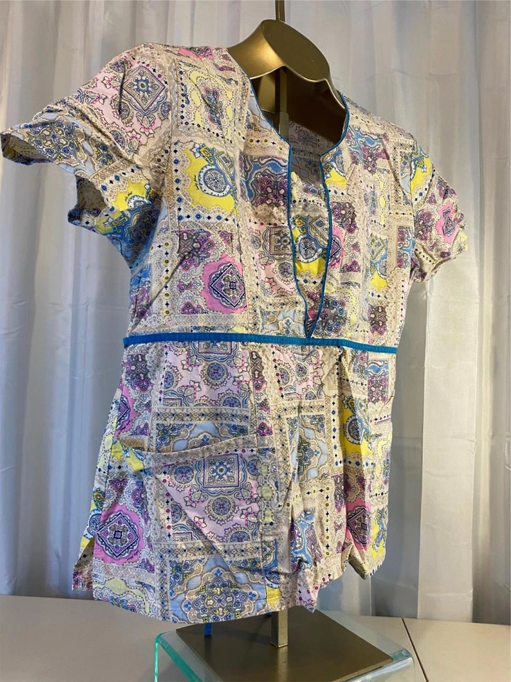 Baby Phat Women's Multi-Color Print Scrub Top V Neck Short Sleeve Size XL - Image 4 of 4