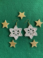 Orecchini scintillanti natalizi fatti a mano all'uncinetto