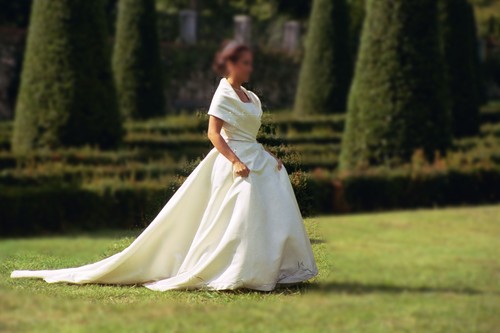 Vestido de novia con fina pedrería de cristal - Imagen 3 de 6