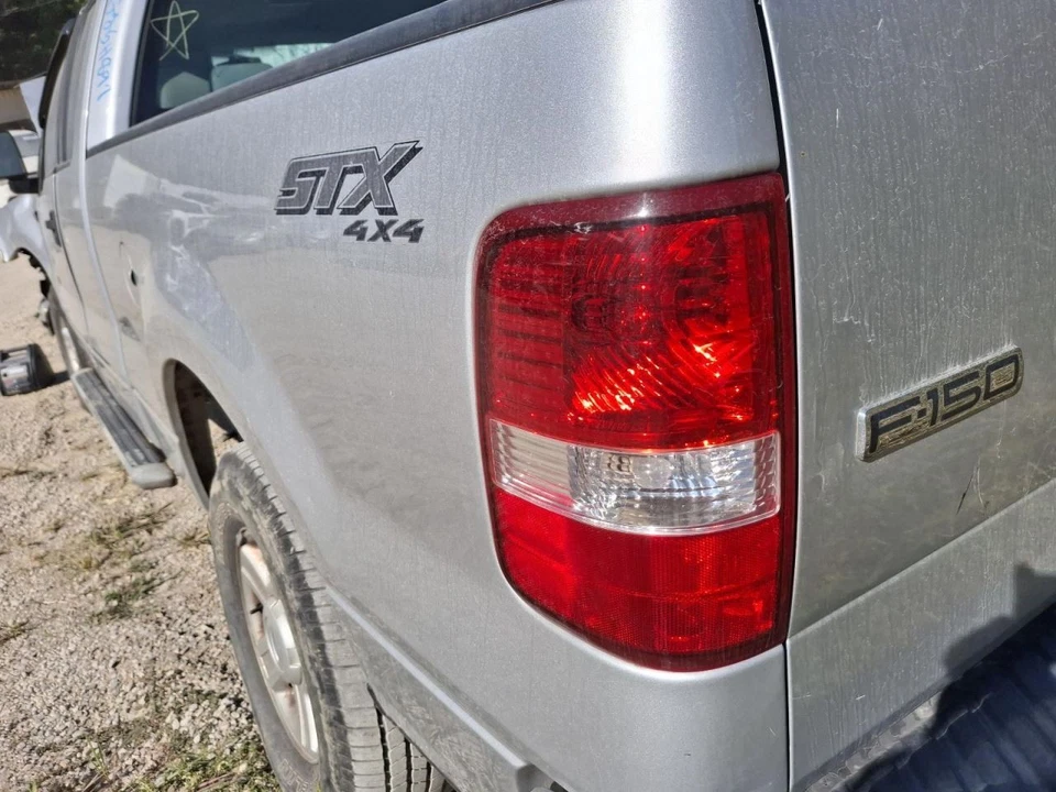 Conjunto de luz trasera izquierda para conductor Ford F150 2005 fabricante de equipos originales usado 2000 millas Foto 2 de 4