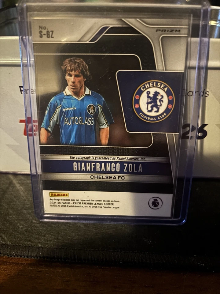 2024-25 Panini Prizm Premier League Firmas Gianfranco Zola Verde Autógrafo Foto 2 de 2