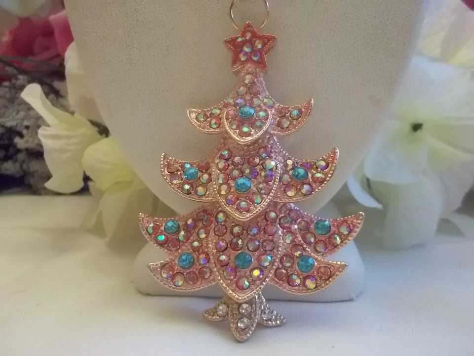 BETSEY JOHNSON HERMOSO ÁRBOL DE NAVIDAD ROSA CON DETALLES AZULES COLLAR/BROCHE Foto 4 de 4