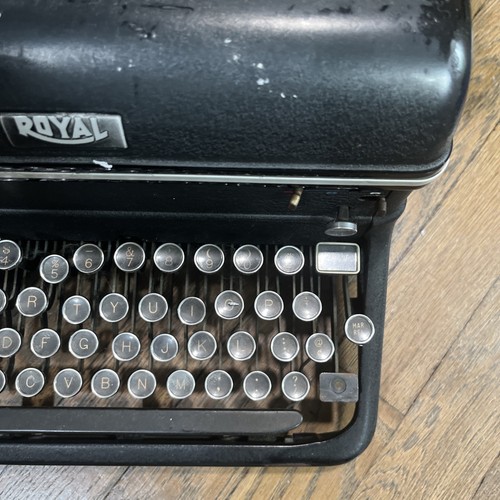 Not Tested Royal Vintage Typewriter - Picture 7 of 9
