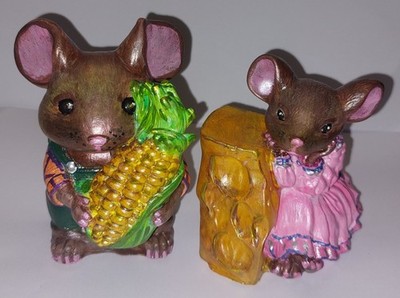 Ostern Mäuse Figuren x 2 Handarbeit handbemalt Landhausstil Gips Filzsockel