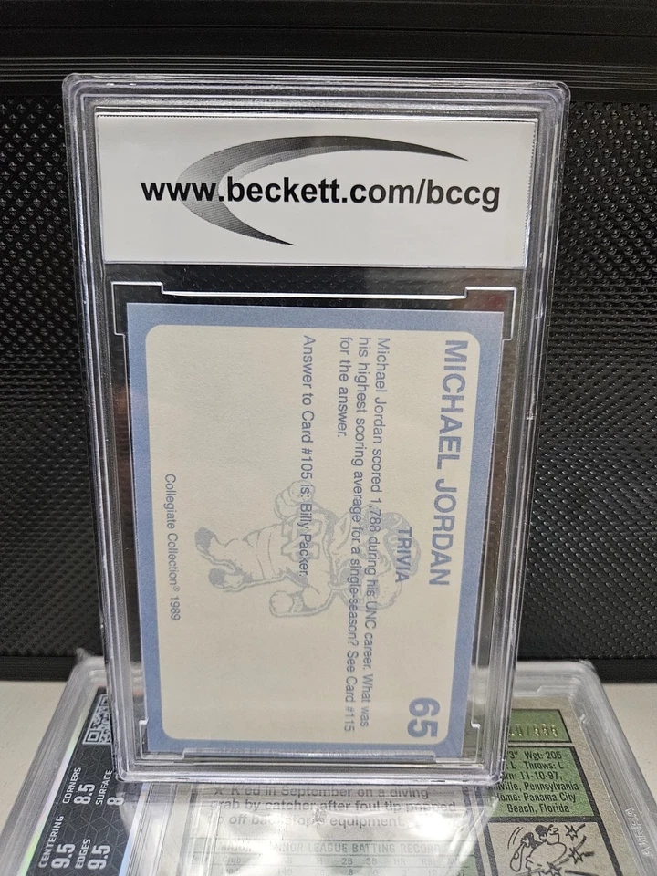 1989-90 Collegiate Collection/Coca-Cola North Carolina's Finest MJ Estado perfeito 10 - Imagem 2 de 2