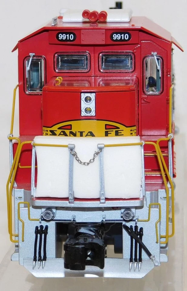 Lionel 6-38547 Santa Fe Legacy GENSET 9910 Diesel Switcher LNIB C-8 DieCast 1/48 - Image 4 of 4