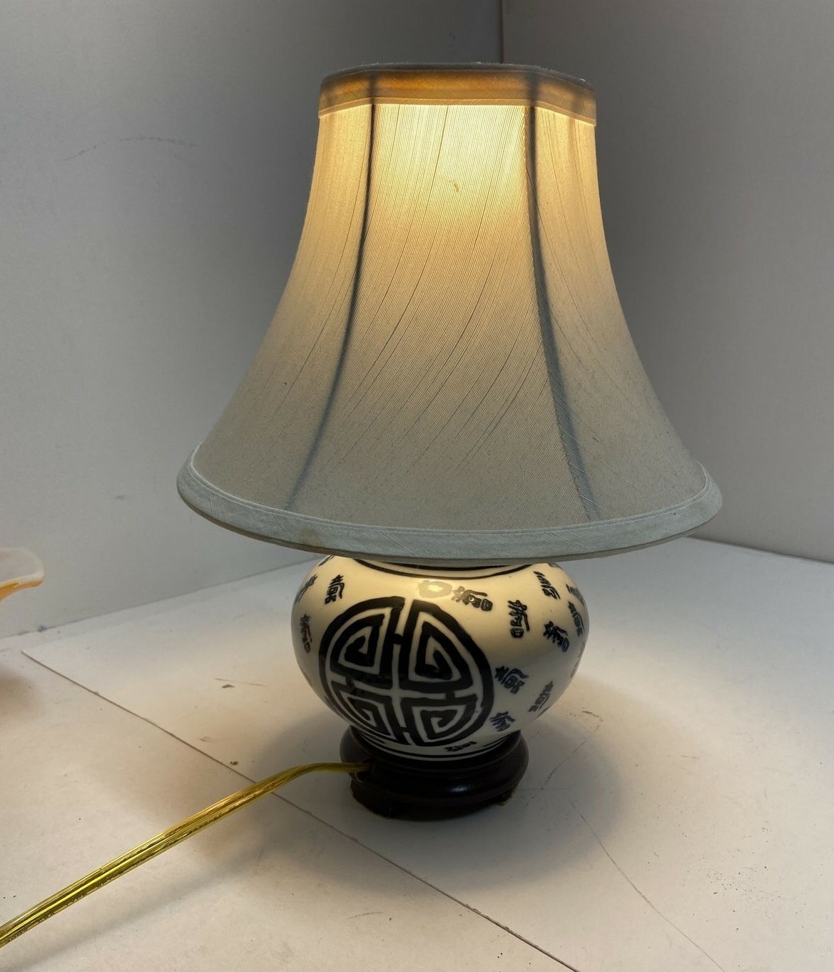 BLUE AND WHITE ASIAN ACCENT TABLE LAMP WITH SHADE eBay