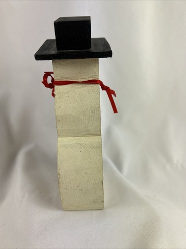 FIGURA DE MUÑECO DE NIEVE Hecha a mano Madera 6,5"" Sombrero Inclinado Cinta Roja Decoración de Invierno - Imagen 4 de 6