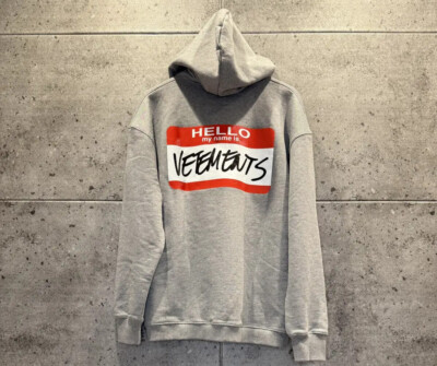 トップス VETEMENTS Hello my name is Hoodie VETEMENTS Men's Hello My Name Is Hoodie in Black Vetements