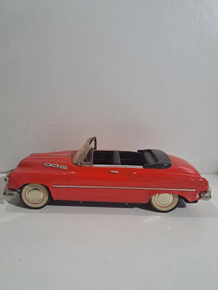 Coche de juguete de fricción convertible Buick de hojalata de los años 50 Foto 2 de 4