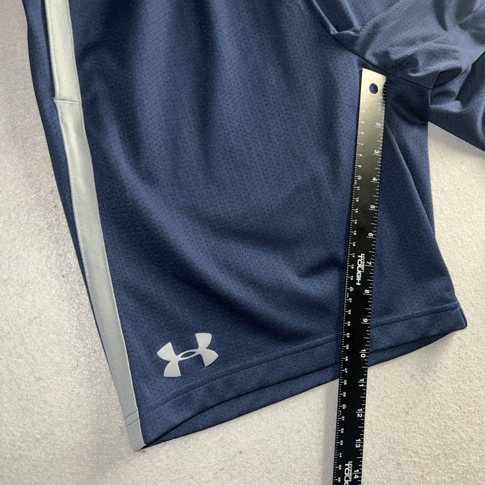 Under Armour Shorts Mens Large Navy Loose Athletic Gym Run Outdoors Men thumbnail 2