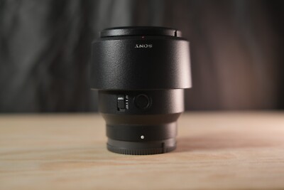 Sony SEL 85 mm F/1.8 FE Objektiv mit Kamera-Skin und OVP