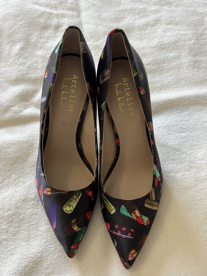Zapatos de salón NICOLE MILLER Bailey con estampado de lápiz labial satinado sedoso talla 6 Foto 2 de 4