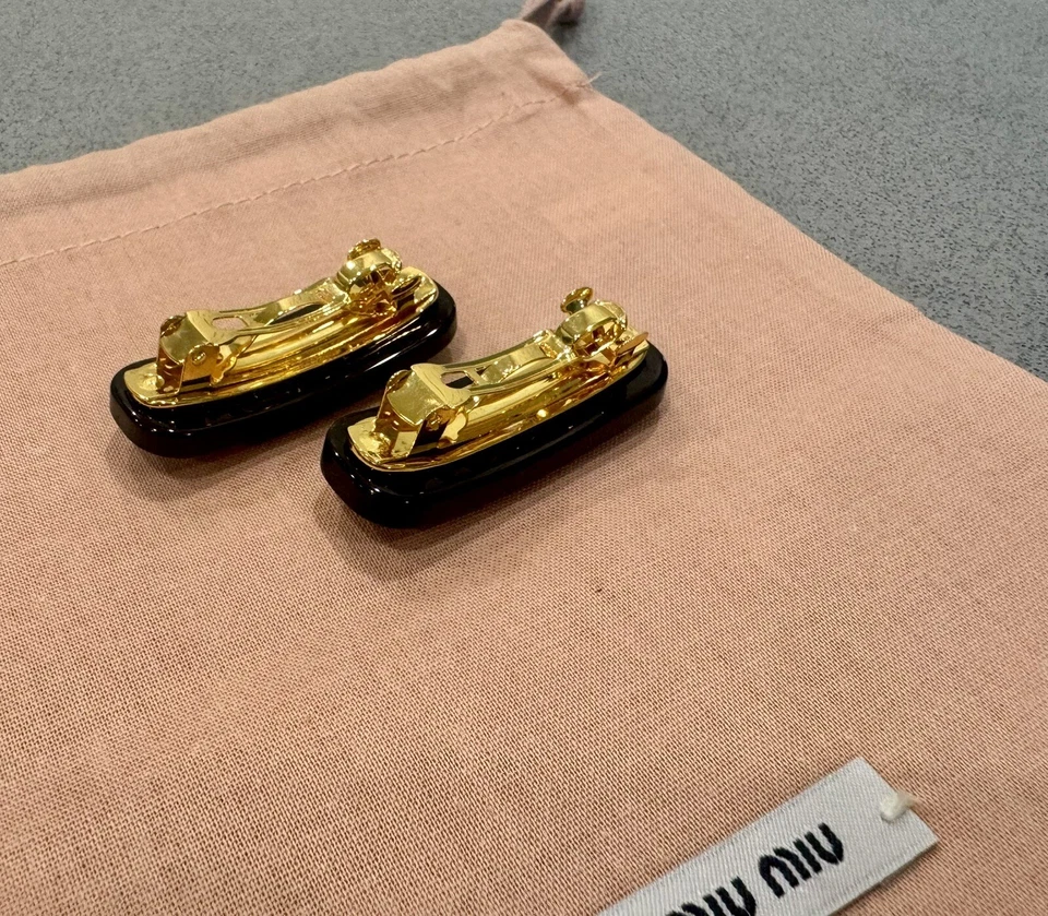 Auténticas pinzas para el cabello de metal MIU MIU plexiglás negro blanco logotipo verano 23 agotadas Foto 3 de 4